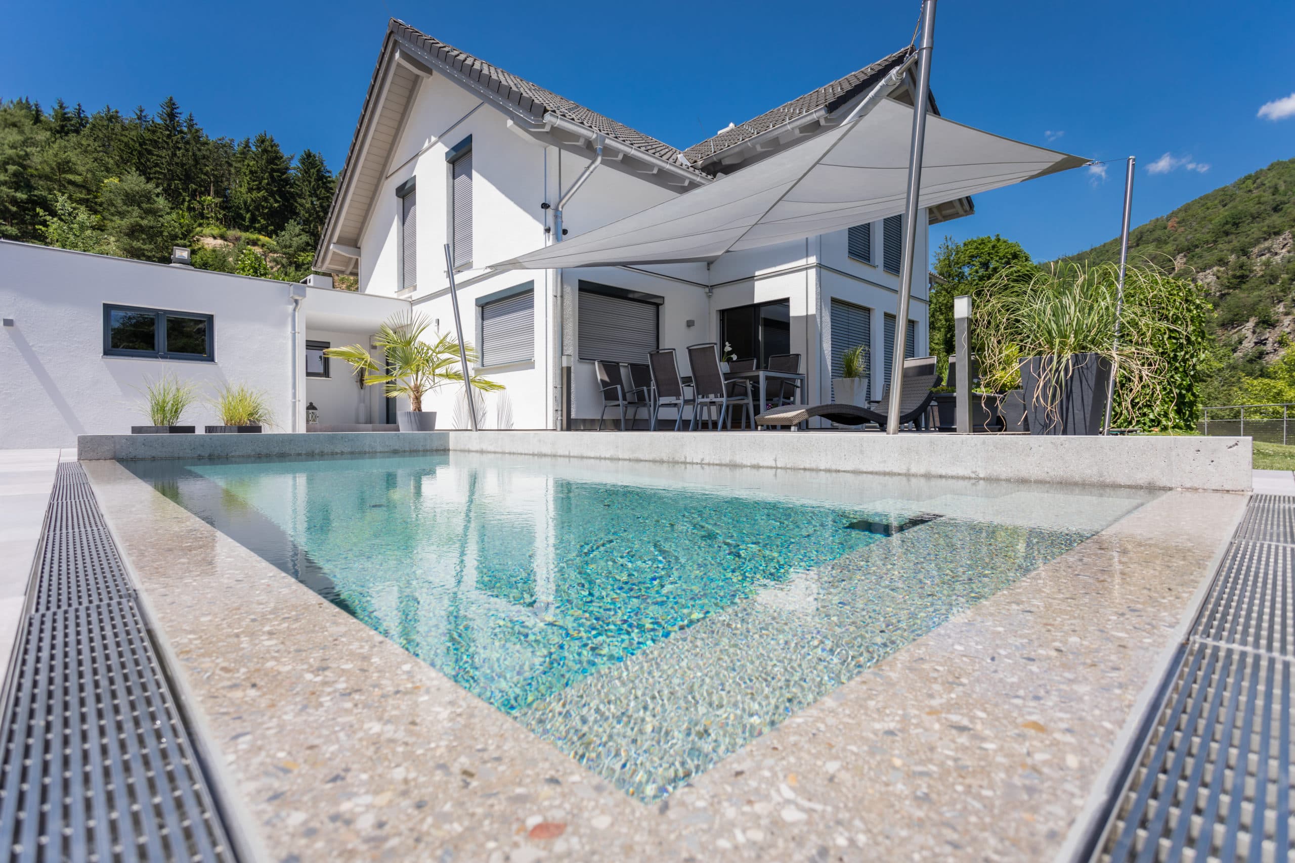 Pool mit Überlaufrinne