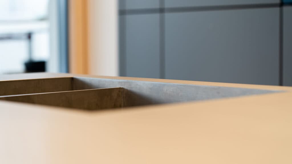 Moderne Küche mit Speisekammer