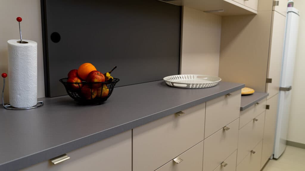 Moderne Küche mit Speisekammer