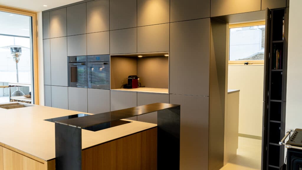 Moderne Küche mit Speisekammer