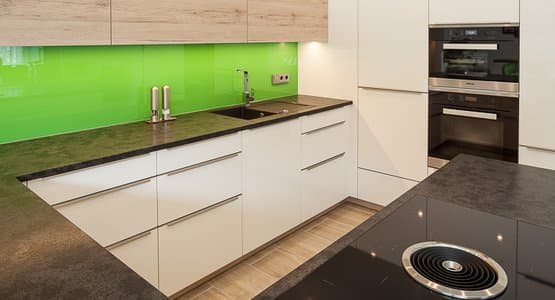 Moderne U-Küche mit Bar aus Kremsmünster Bezirk Kirchdorf