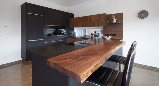 Schwarze Küche mit Bar und Holzelementen aus Kremsmünster Bezirk Kirchdorf