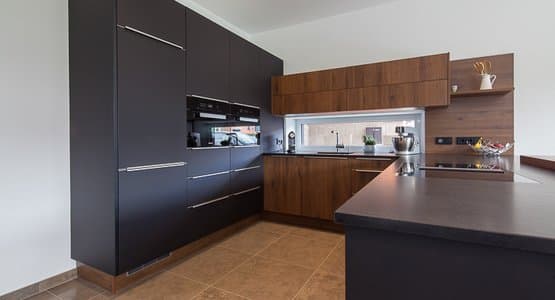 Schwarze Küche mit Bar und Holzelementen aus Kremsmünster Bezirk Kirchdorf
