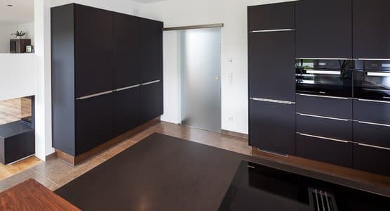 Schwarze Küche mit Bar und Holzelementen aus Kremsmünster Bezirk Kirchdorf