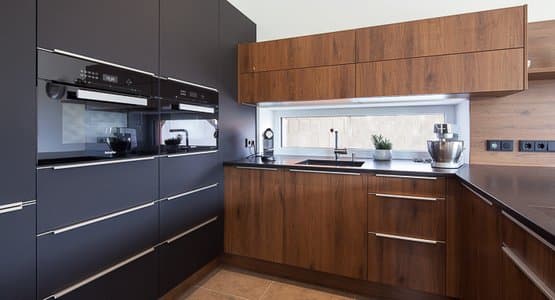 Schwarze Küche mit Bar und Holzelementen aus Kremsmünster Bezirk Kirchdorf