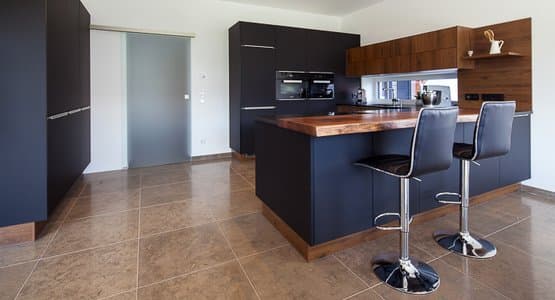 Schwarze Küche mit Bar und Holzelementen aus Kremsmünster Bezirk Kirchdorf