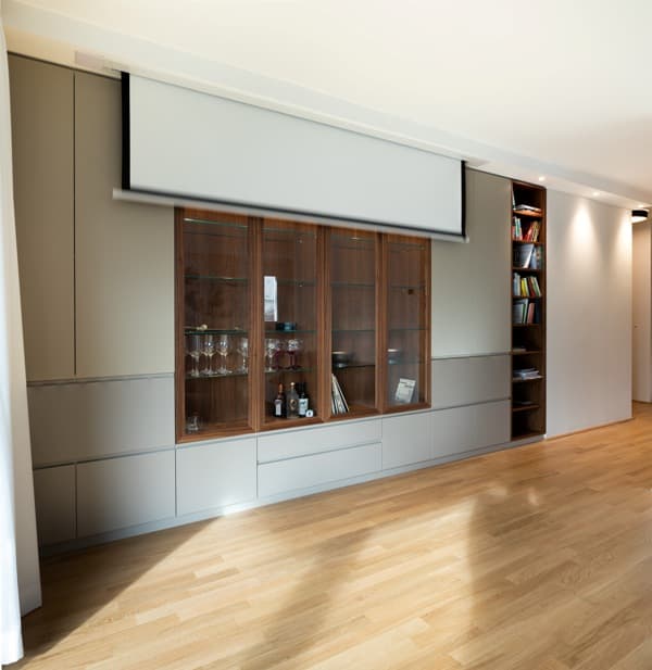 Wohnzimmer Vitrinenschrank mit versteckter Leinwand 