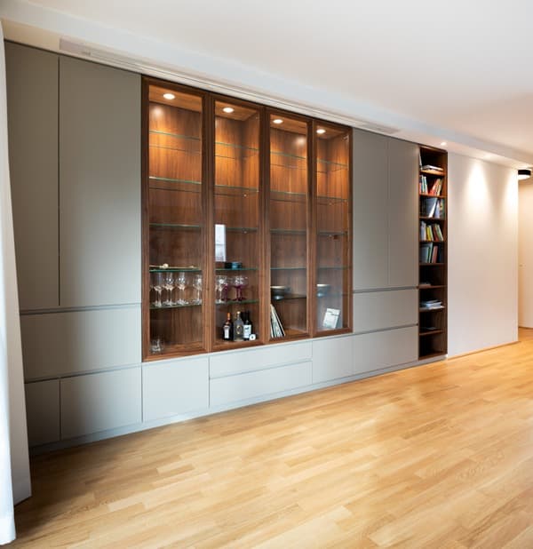 Wohnzimmer Vitrinenschrank mit versteckter Leinwand 
