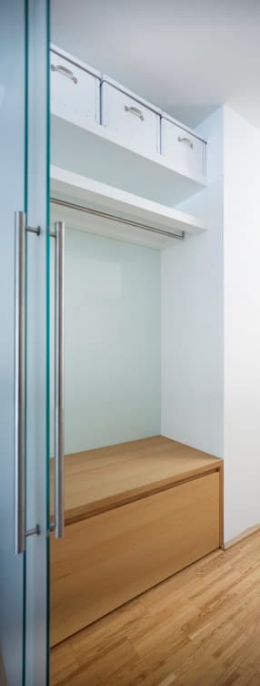 Raumhoher weißer Garderobenschrank mit Eichenelement