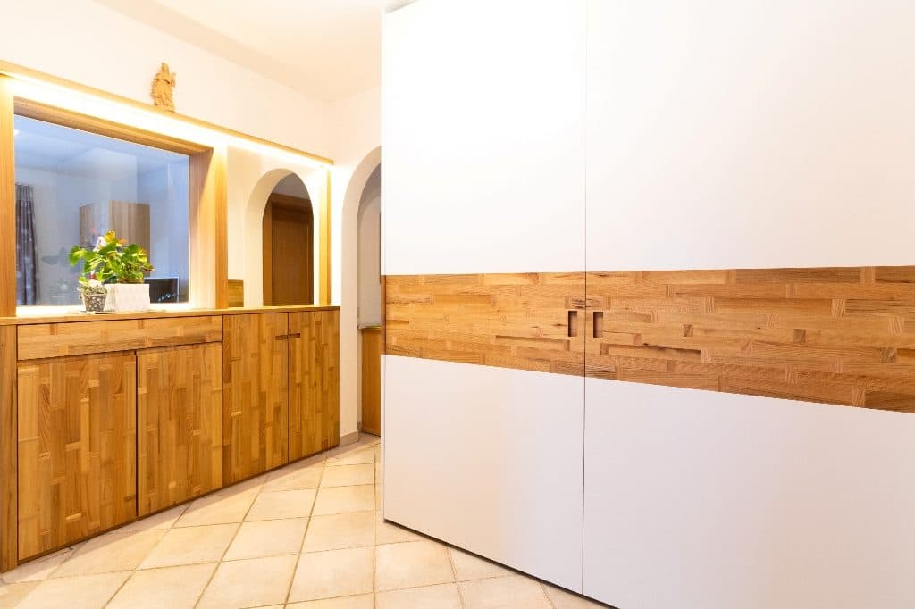 Vorzimmer in Rüster vom Tischler