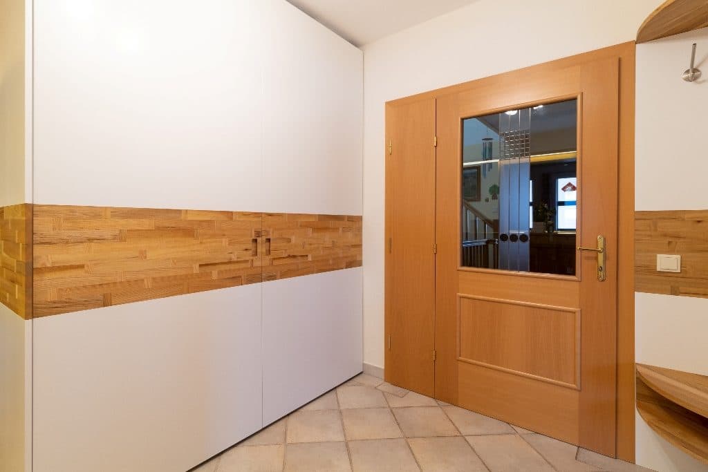 Vorzimmer in Rüster vom Tischler