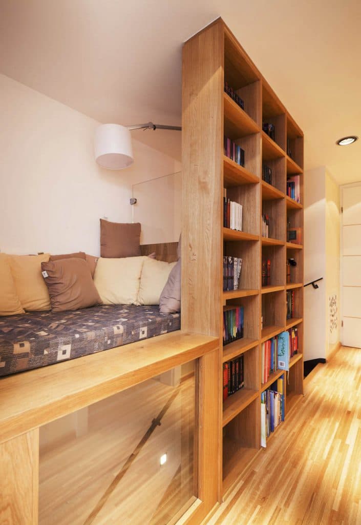 Multifunktionale Treppe mit integriertem Bücherregal
