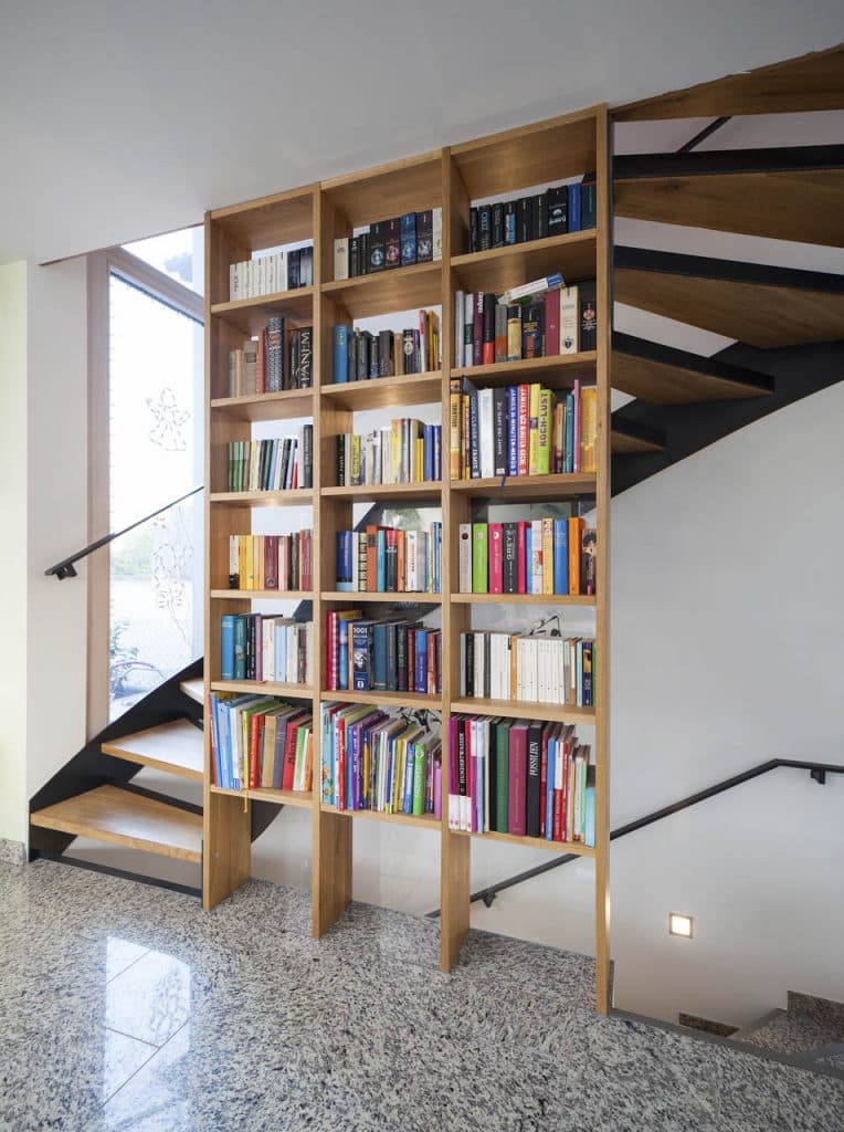 Multifunktionale Treppe mit integriertem Bücherregal
