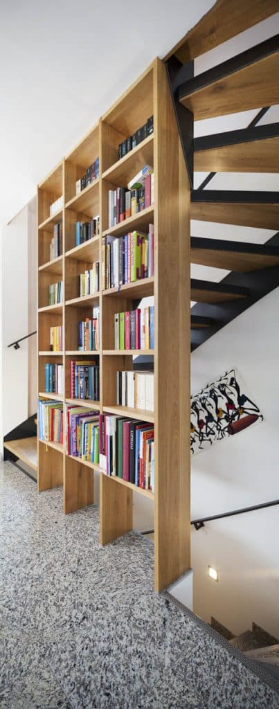 Multifunktionale Treppe mit integriertem Bücherregal