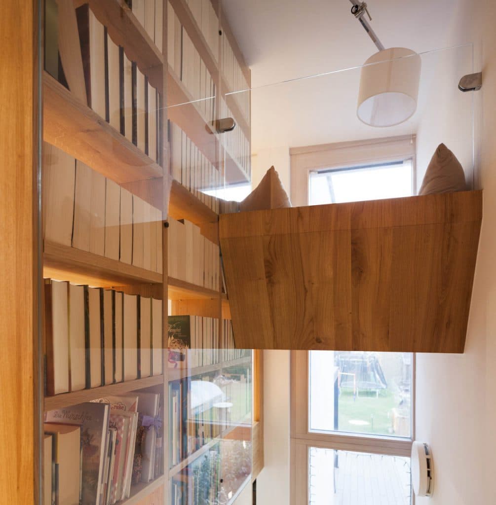 Multifunktionale Treppe mit integriertem Bücherregal