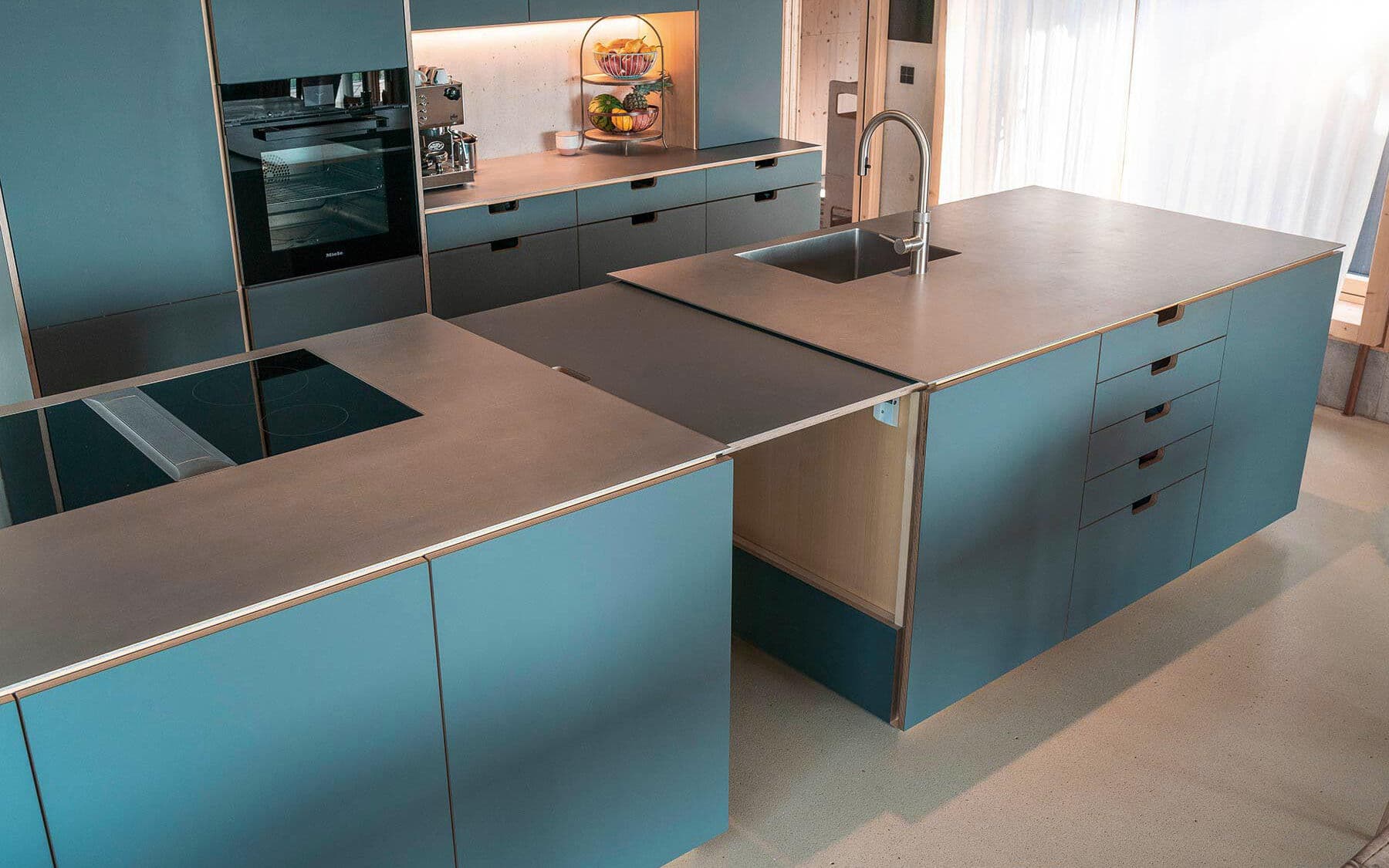 Grünblaue Multiplex-Küche - mit massiver Edelstahl-Arbeitsplatte