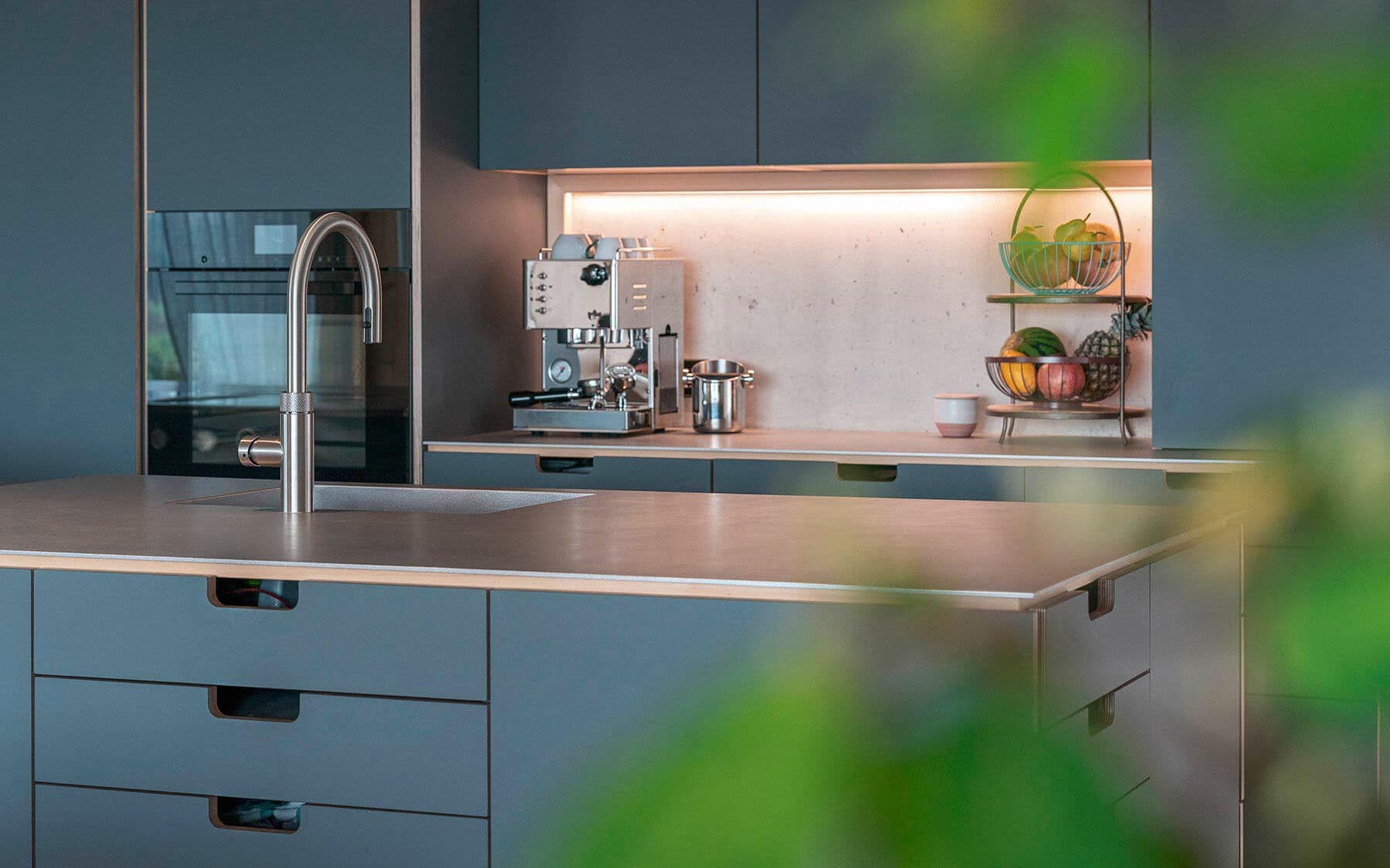 Grünblaue Multiplex-Küche - mit massiver Edelstahl-Arbeitsplatte