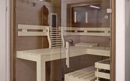 Sauna mit abgeschrägter Glasfront