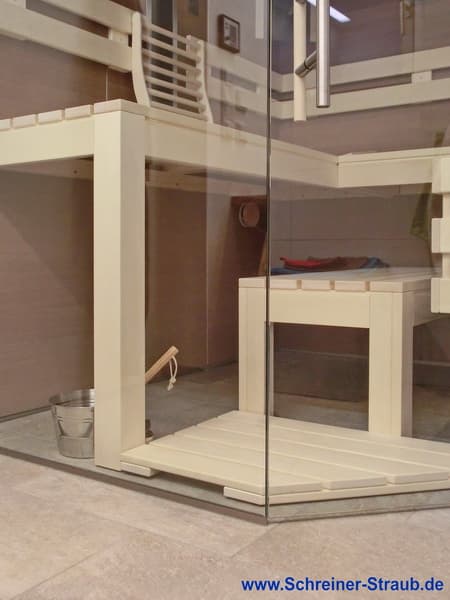 Sauna mit abgeschrägter Glasfront