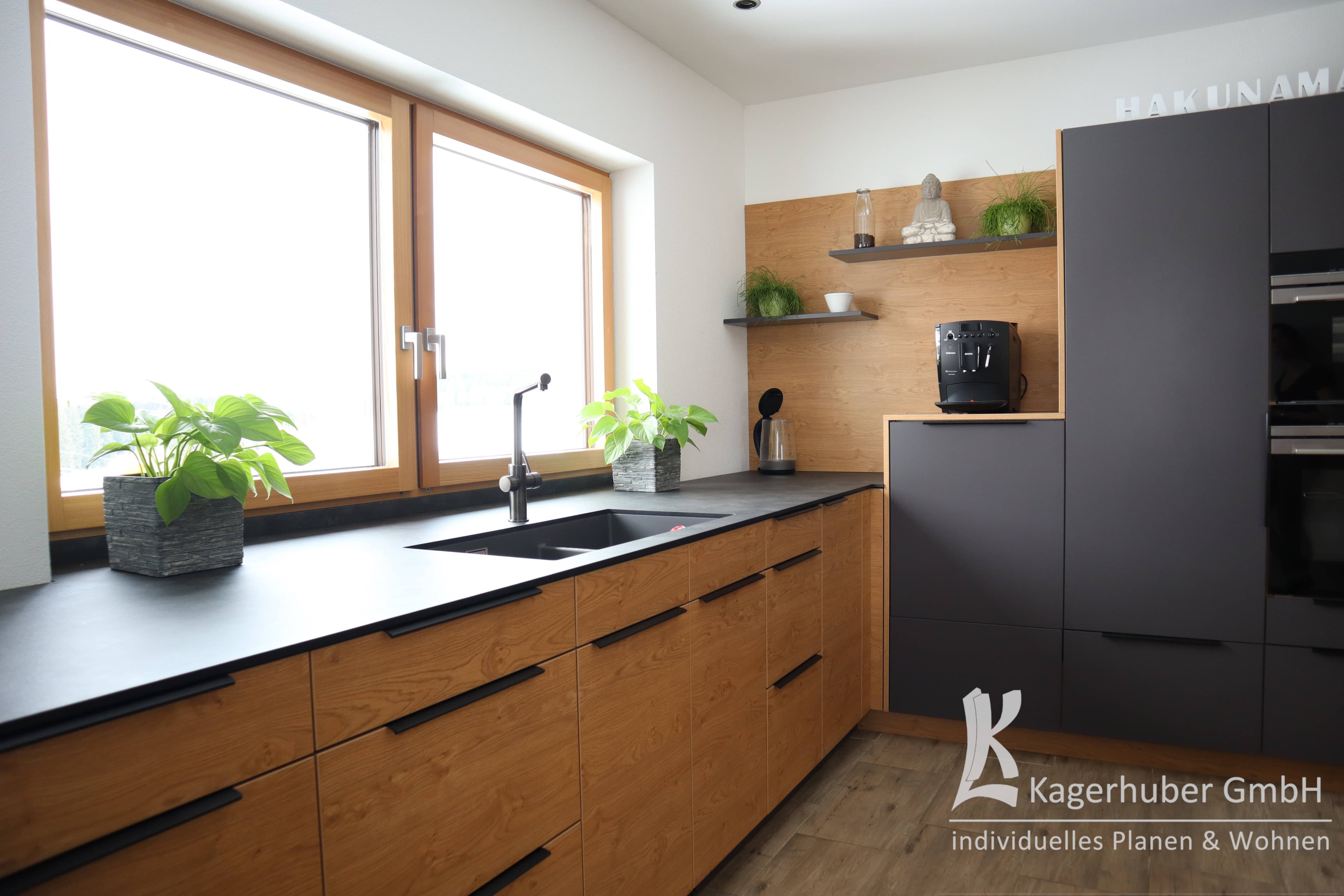 Maßgefertigte Dunkle Holzküche – Handwerkliche Präzision trifft Modernes Design
