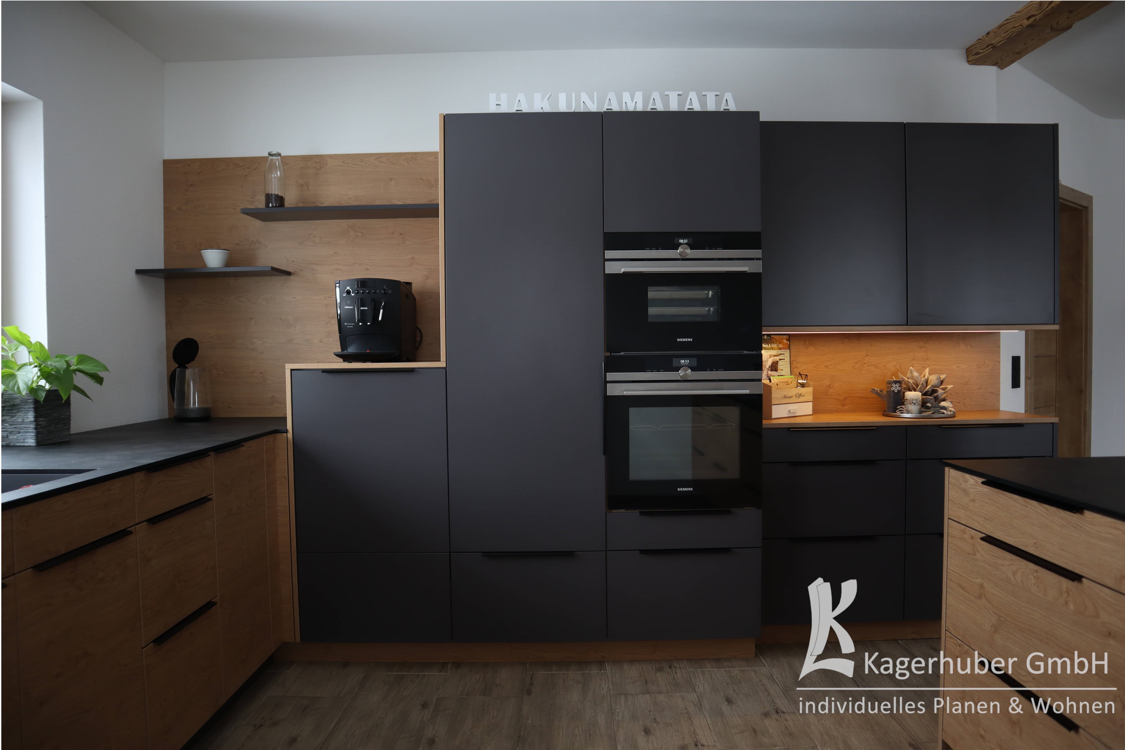Maßgefertigte Dunkle Holzküche – Handwerkliche Präzision trifft Modernes Design
