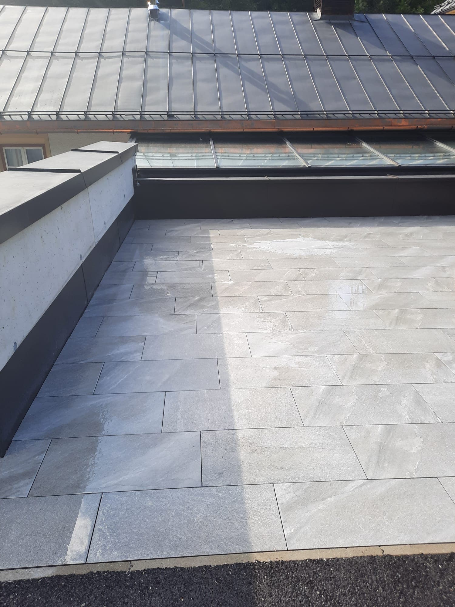 Exklusive Dachterrasse mit stilvollen Grau-Schieferfliesen und Panoramablick