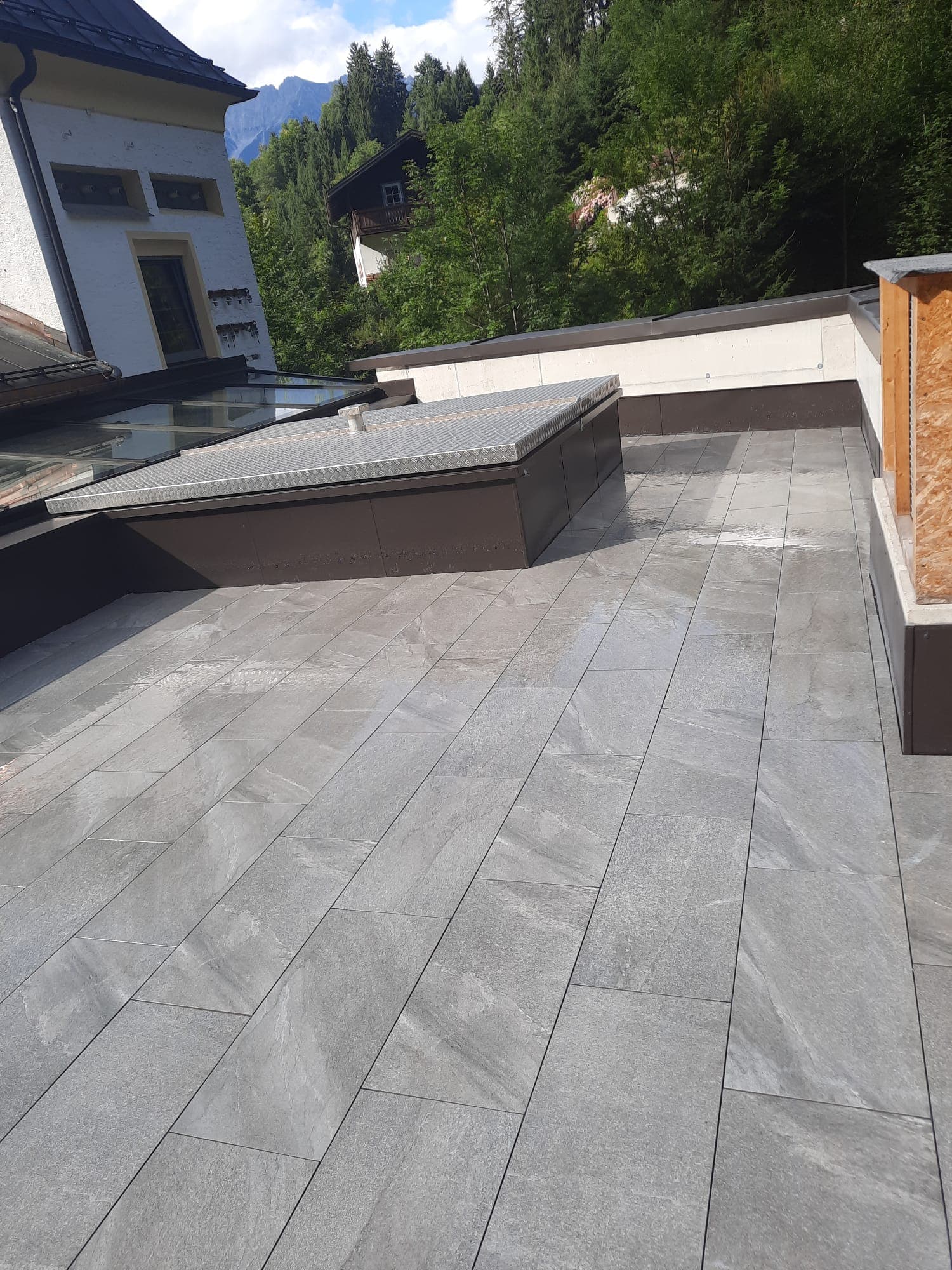 Exklusive Dachterrasse mit stilvollen Grau-Schieferfliesen und Panoramablick