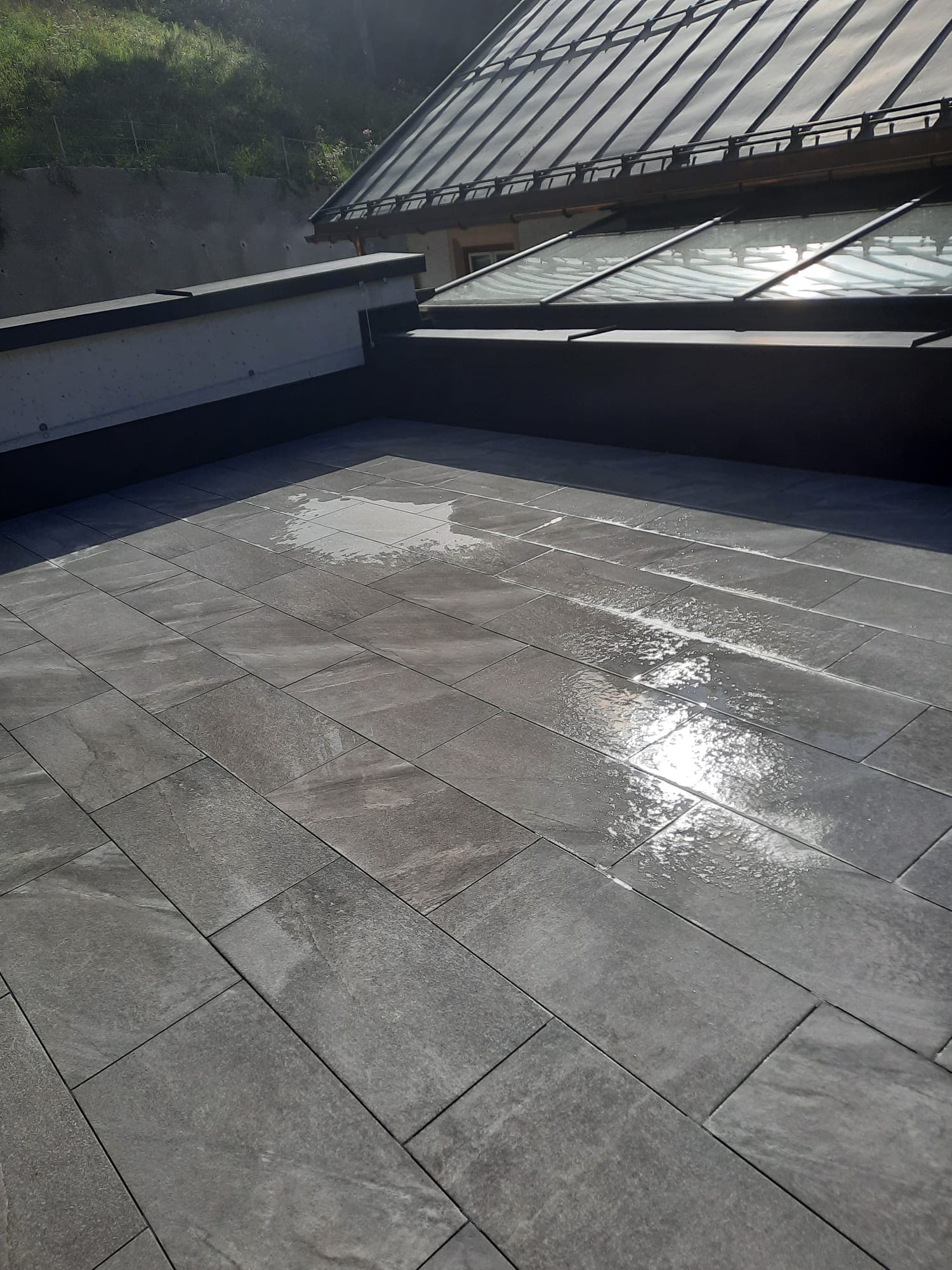 Exklusive Dachterrasse mit stilvollen Grau-Schieferfliesen und Panoramablick