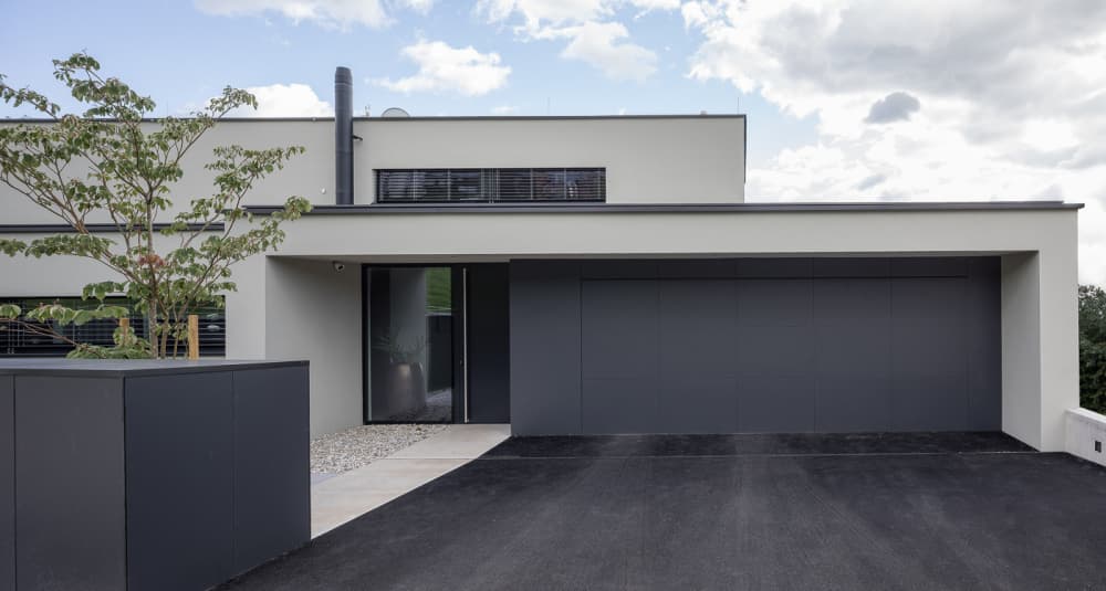 Lindpointner Sektionaltore – Platzsparend & Eleganz für Ihre Garage