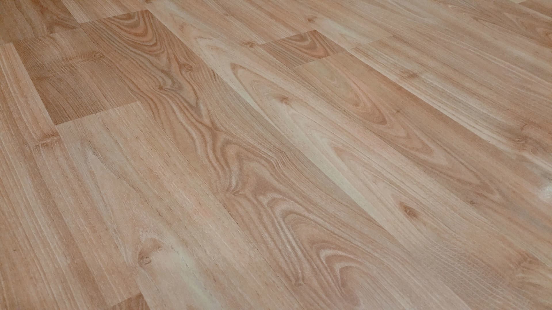 Hochwertige Holzböden: Parkett, Klebeparkett & Laminat Verlegung