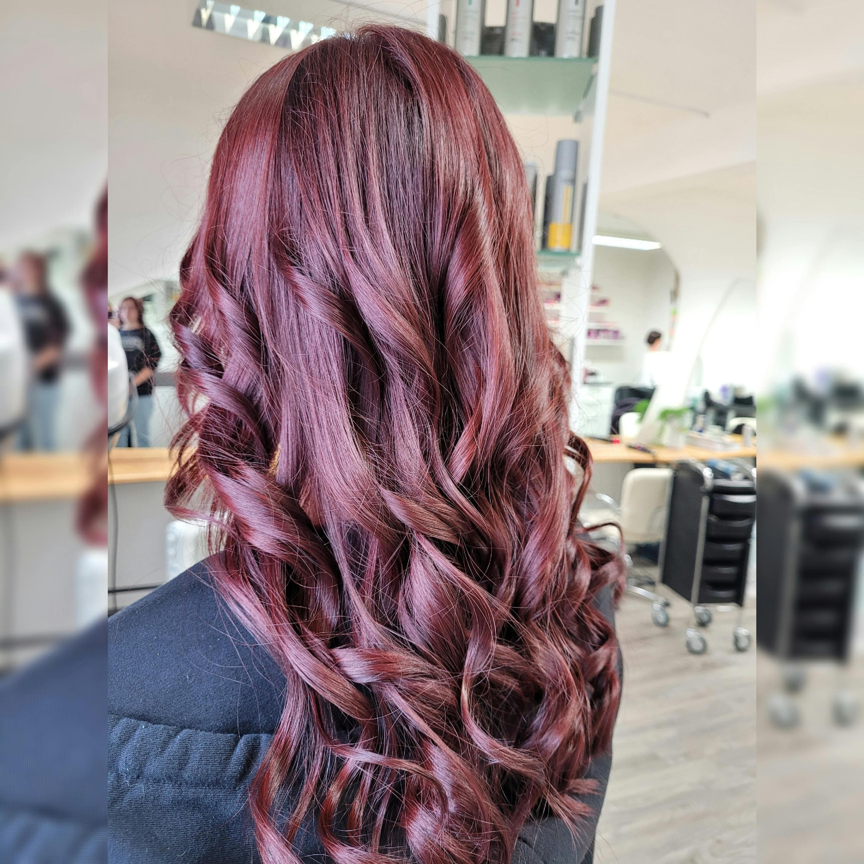 Lockenpracht vom Friseur in Eferding – Meisterhafte Haarkreationen