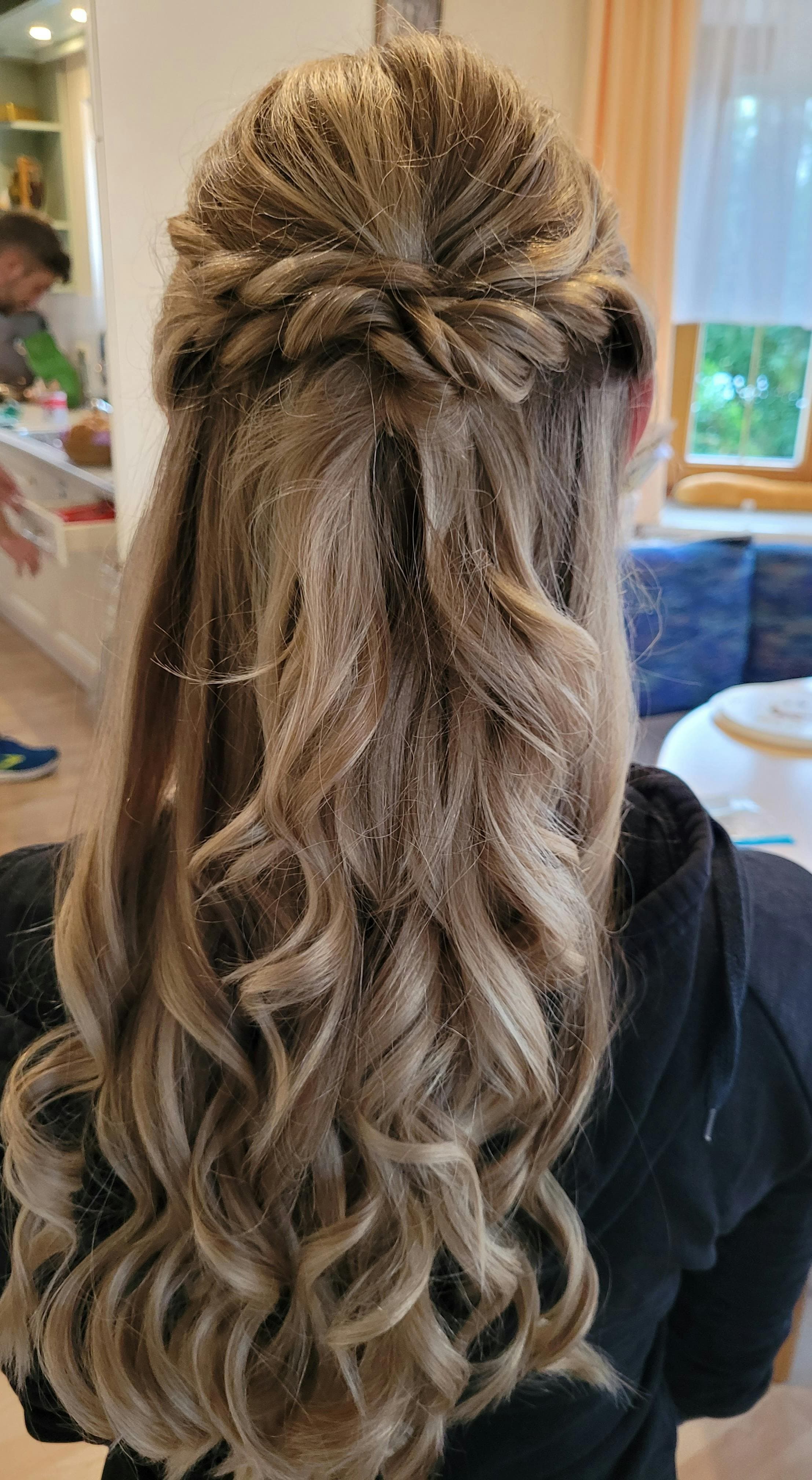 Haarstyling vom Friseur in Eferding – Kunstvolle Eleganz und natürliche Wellen