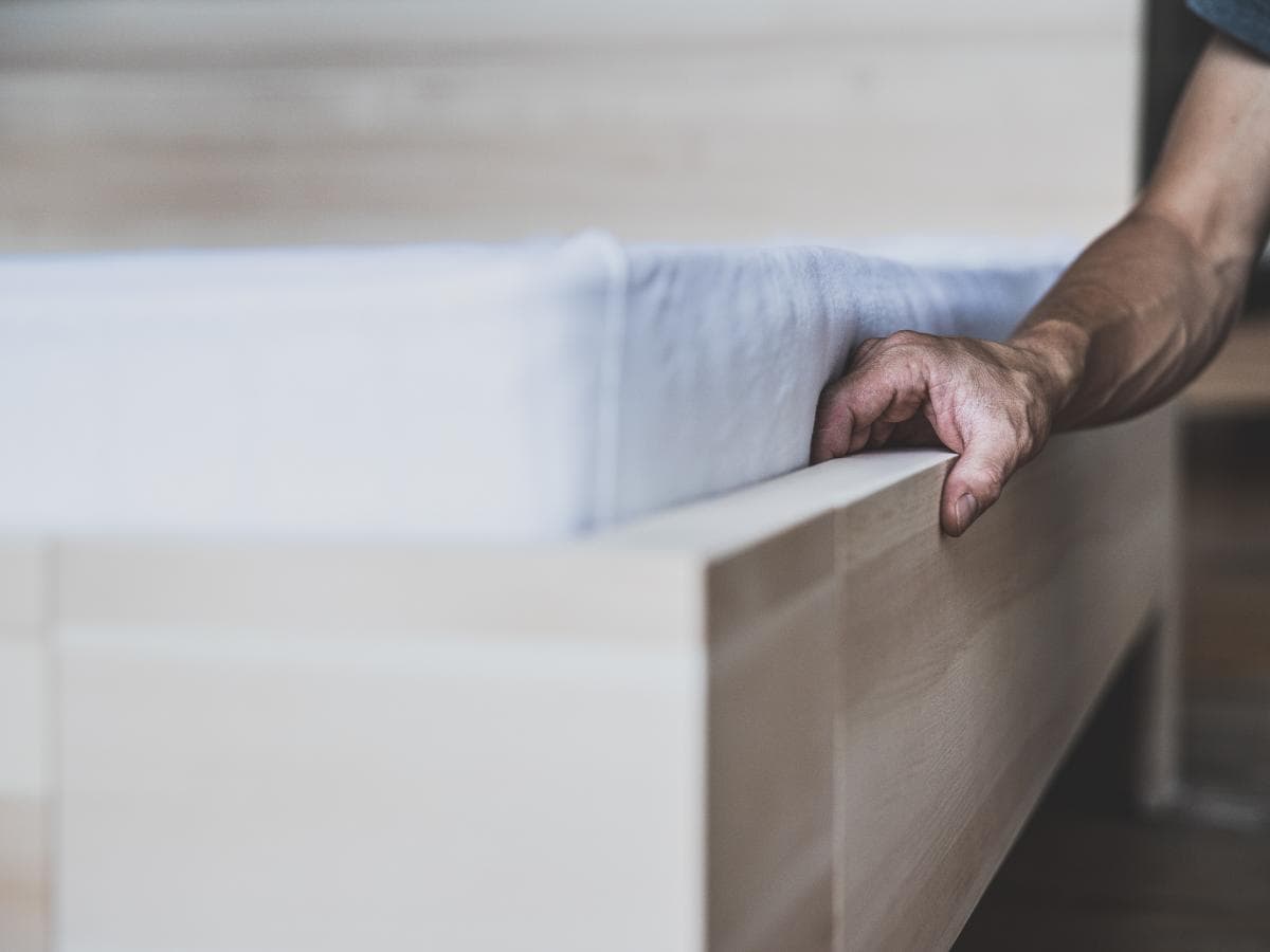 Das elegante Zirbenbett mit klaren Linien