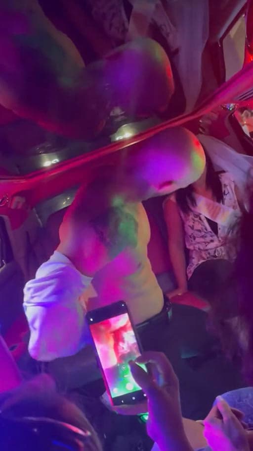 Limousinen-Strip in Wien buchen: Erlebe heiße Stunden mit Stripper Chris