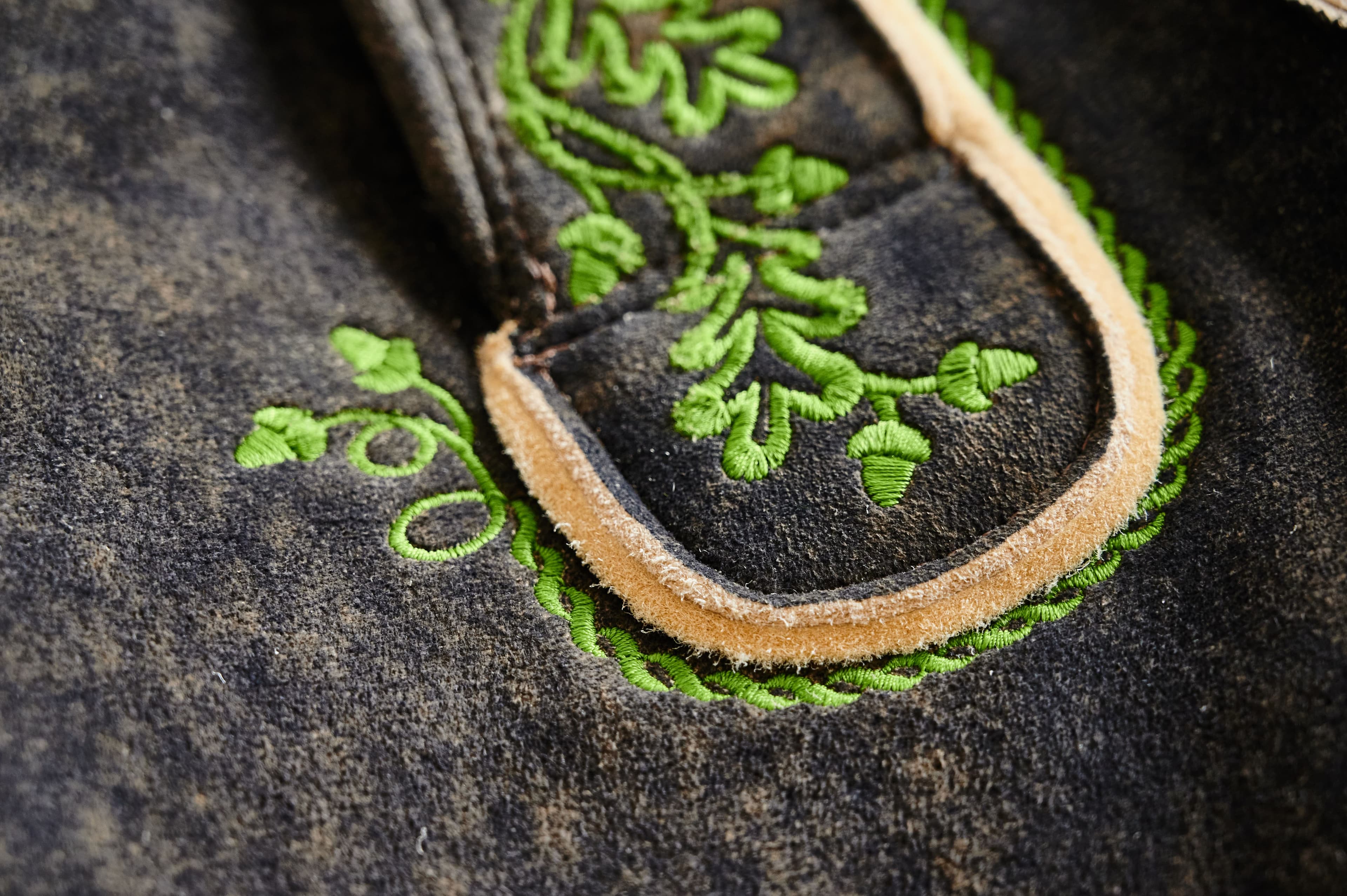 Personalisierte Hirschlederhosen mit Stickmustern