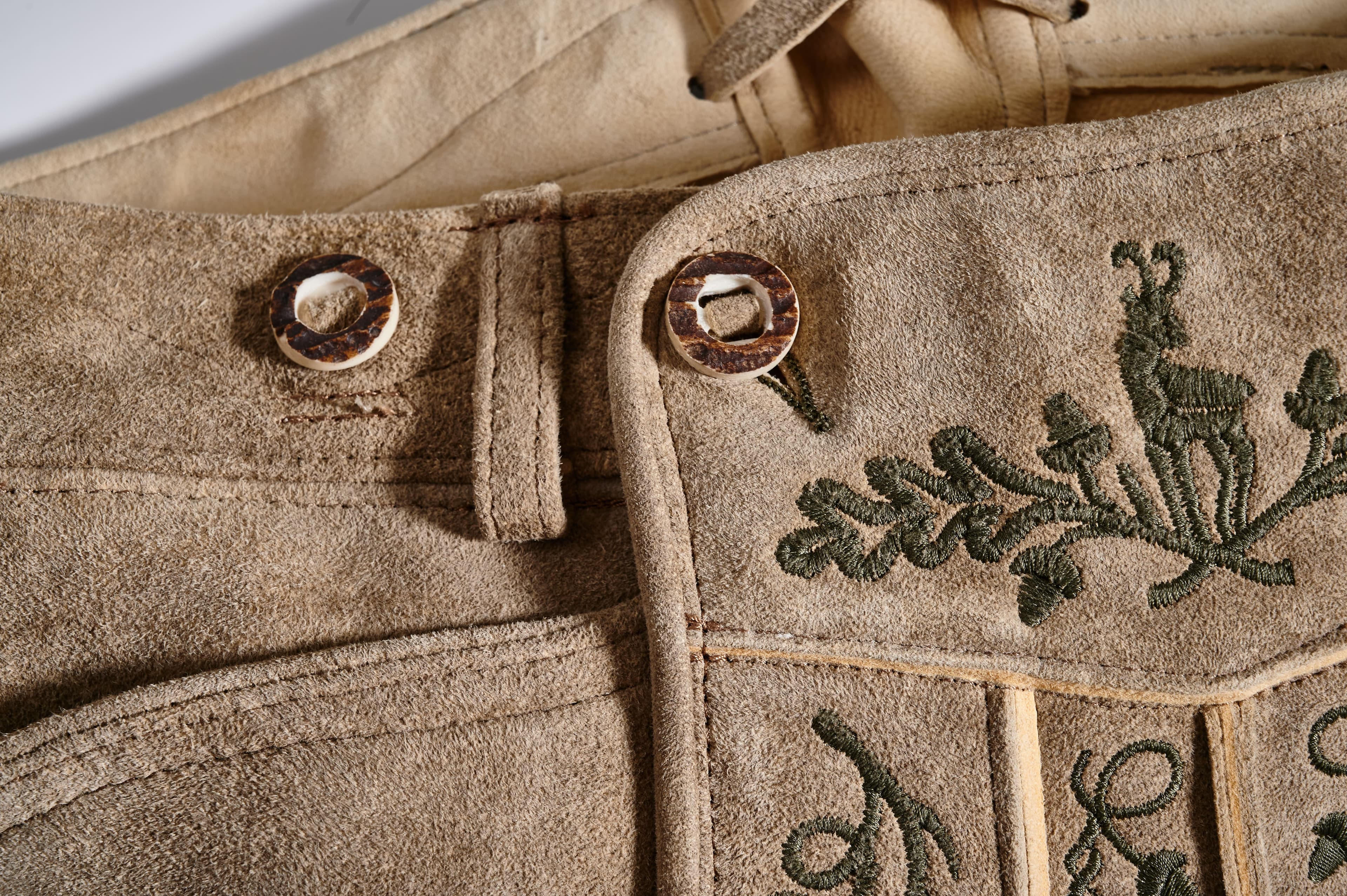 Lederhosen aus Österreich mit handgefertigten Nähten
