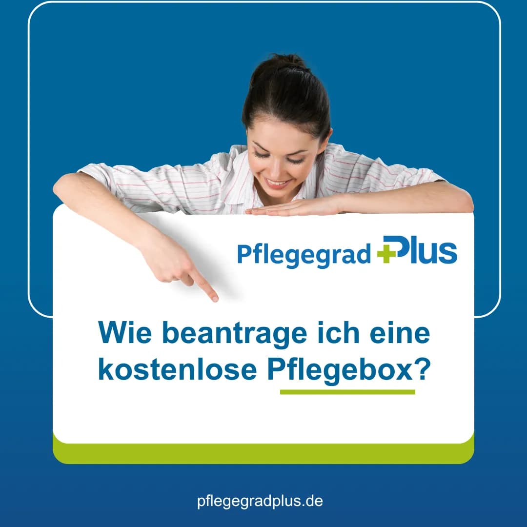Pflegende Angehörige füllen am Laptop den Antrag für eine kostenlose Pflegebox aus – Pflegehilfsmittel wie Handschuhe und Desinfektion im Hintergrund sichtbar