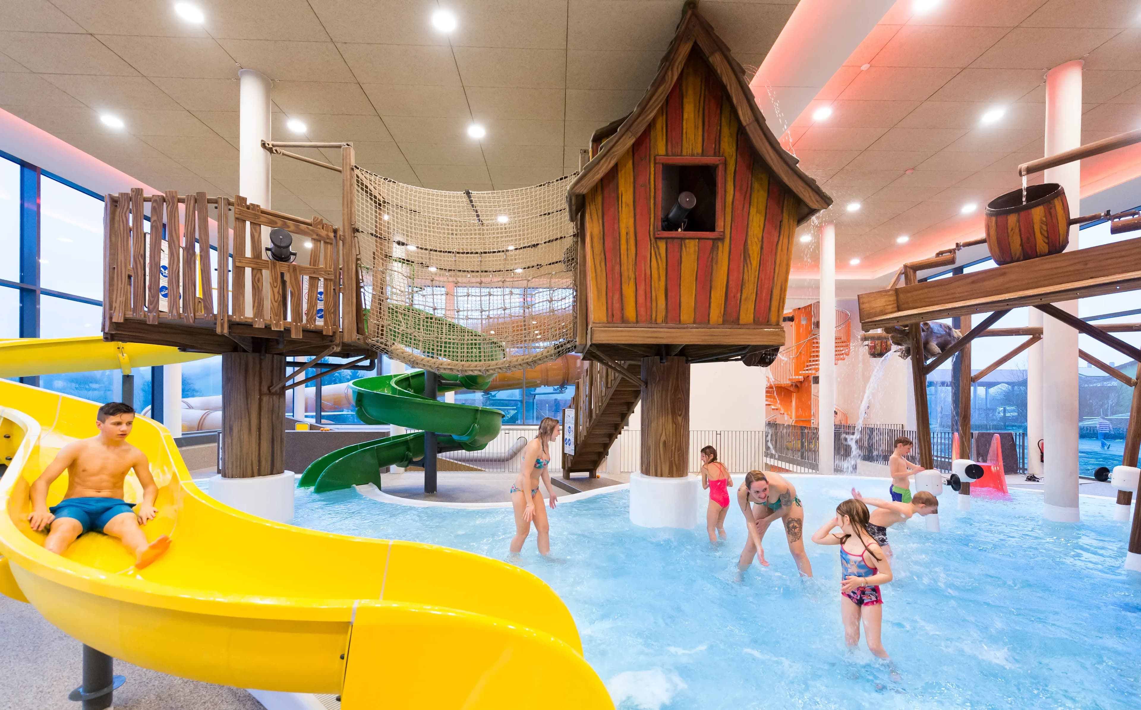 Rutschen, Wellen, Wasserspaß – das Kinderhotel mit Wasserwelt in Bayern