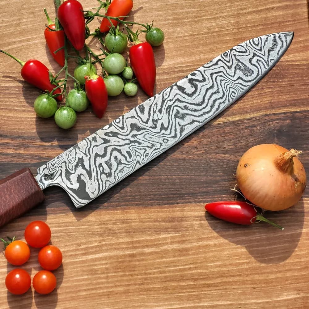 Damastique bietet handgeschmiedete Damastmesser, die durch außergewöhnliche Schärfe, Langlebigkeit und einzigartige Designs bestechen. 