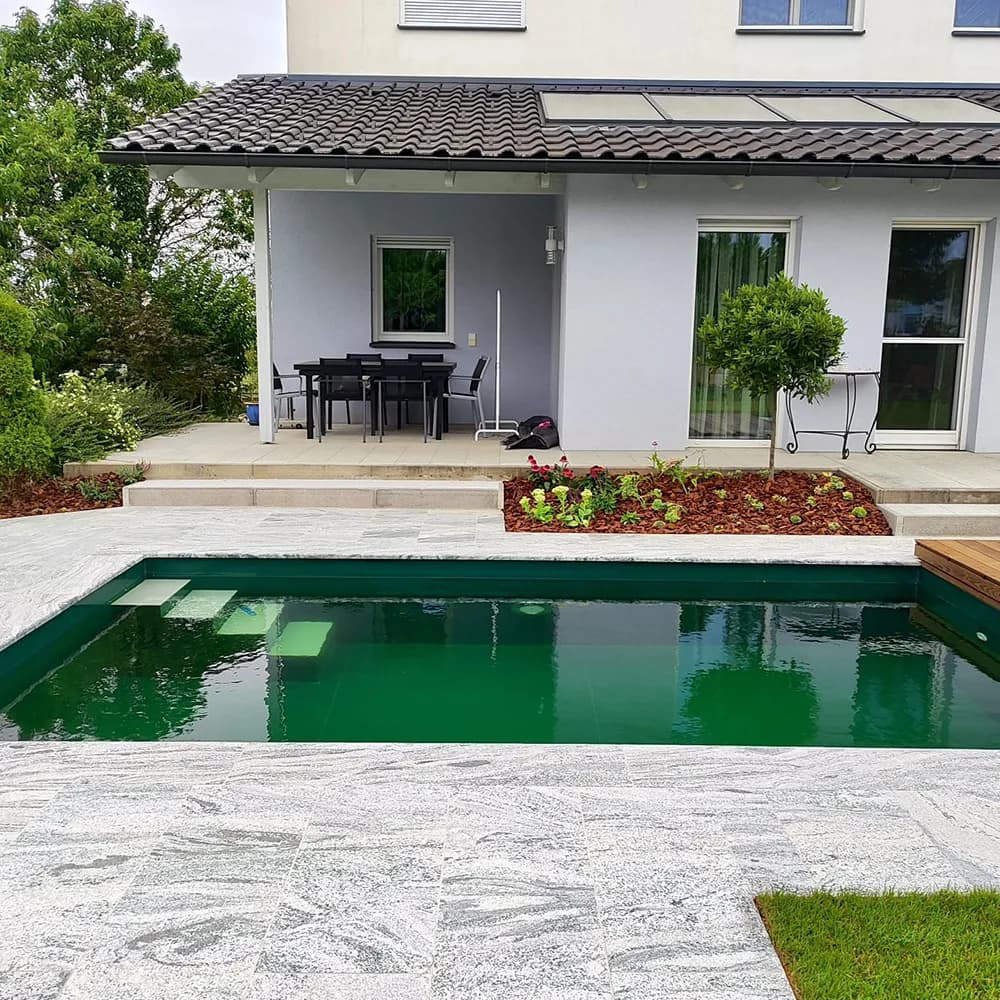 Ein moderner Biopool von Gartenarchitektur Hammerl verbindet klare Linien mit natürlicher Wasserreinigung – ganz ohne Chemie.