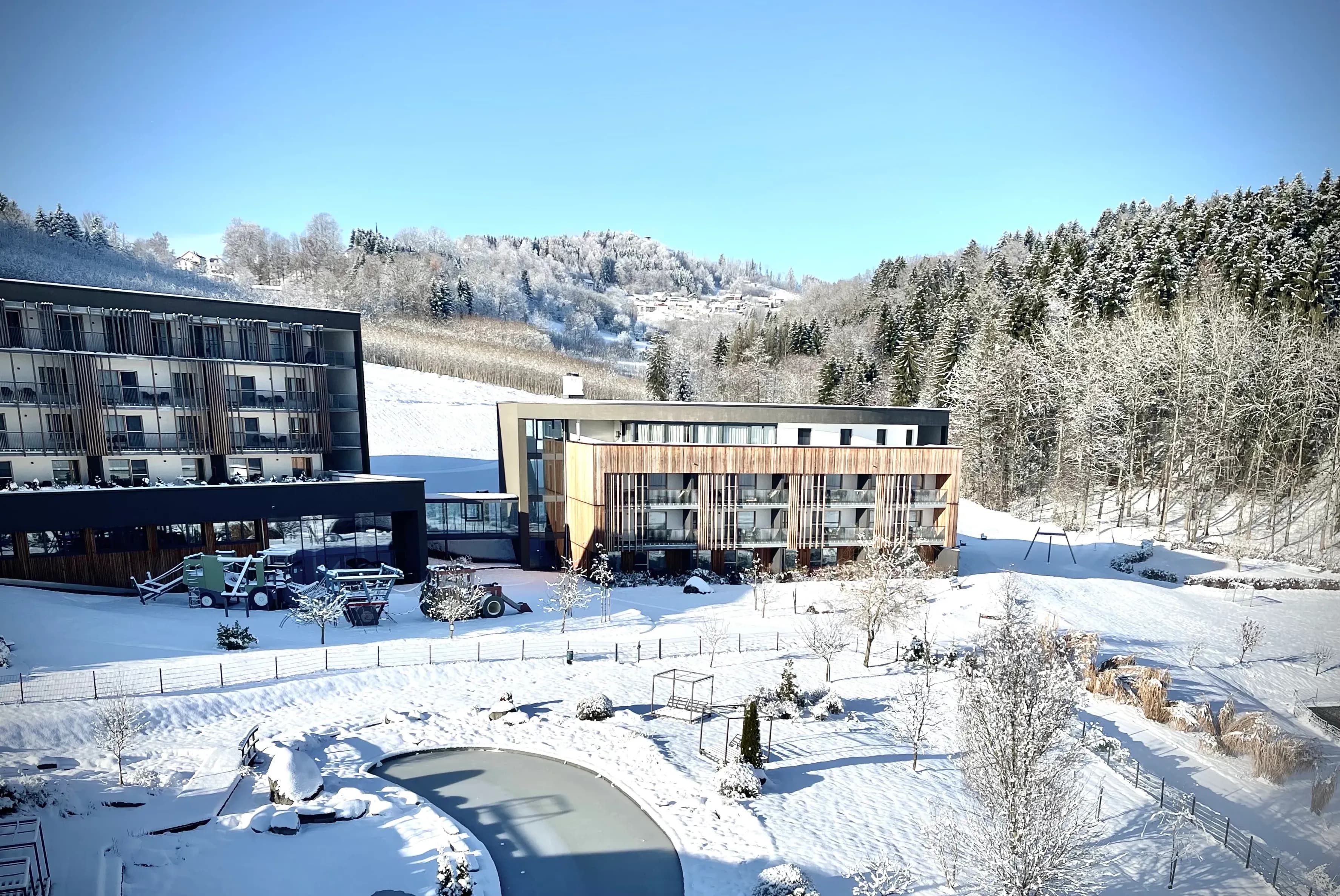 Außenansicht des Familienhotel Schreinerhofs in Winterlicher Landschaft
