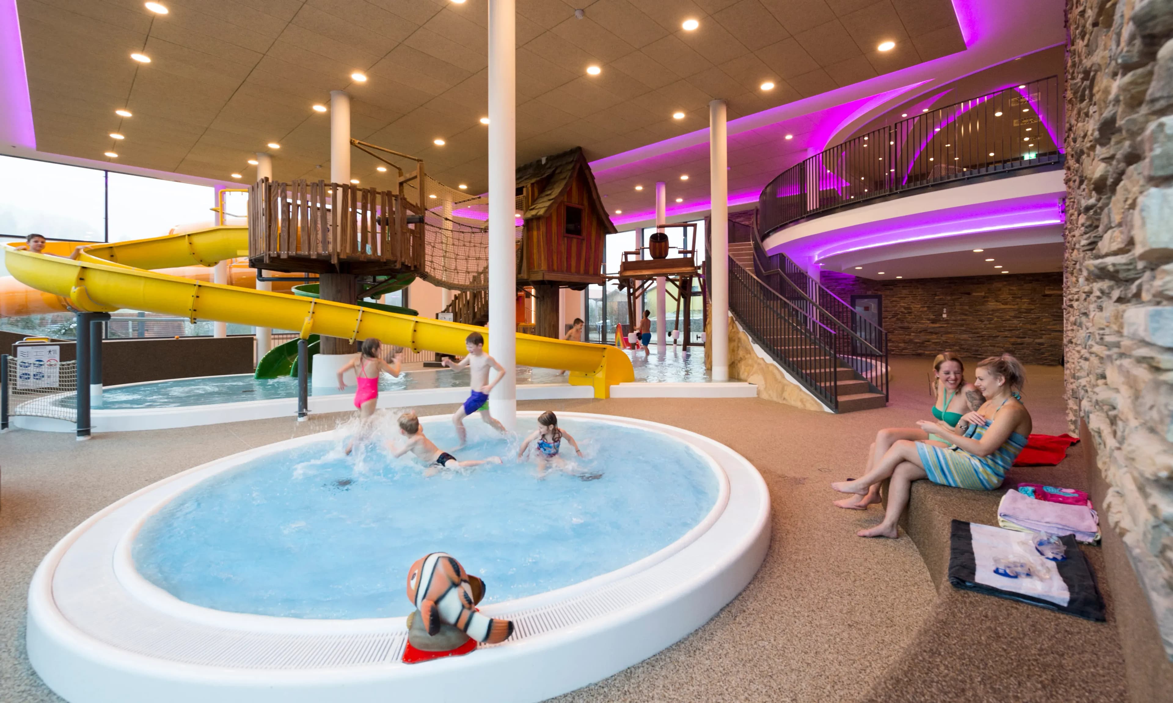 Kinder toben im Erlebnisbad des Familienhotels Schreinerhof im Bayerischen Wald – Wasserspaß für die ganze Familie.