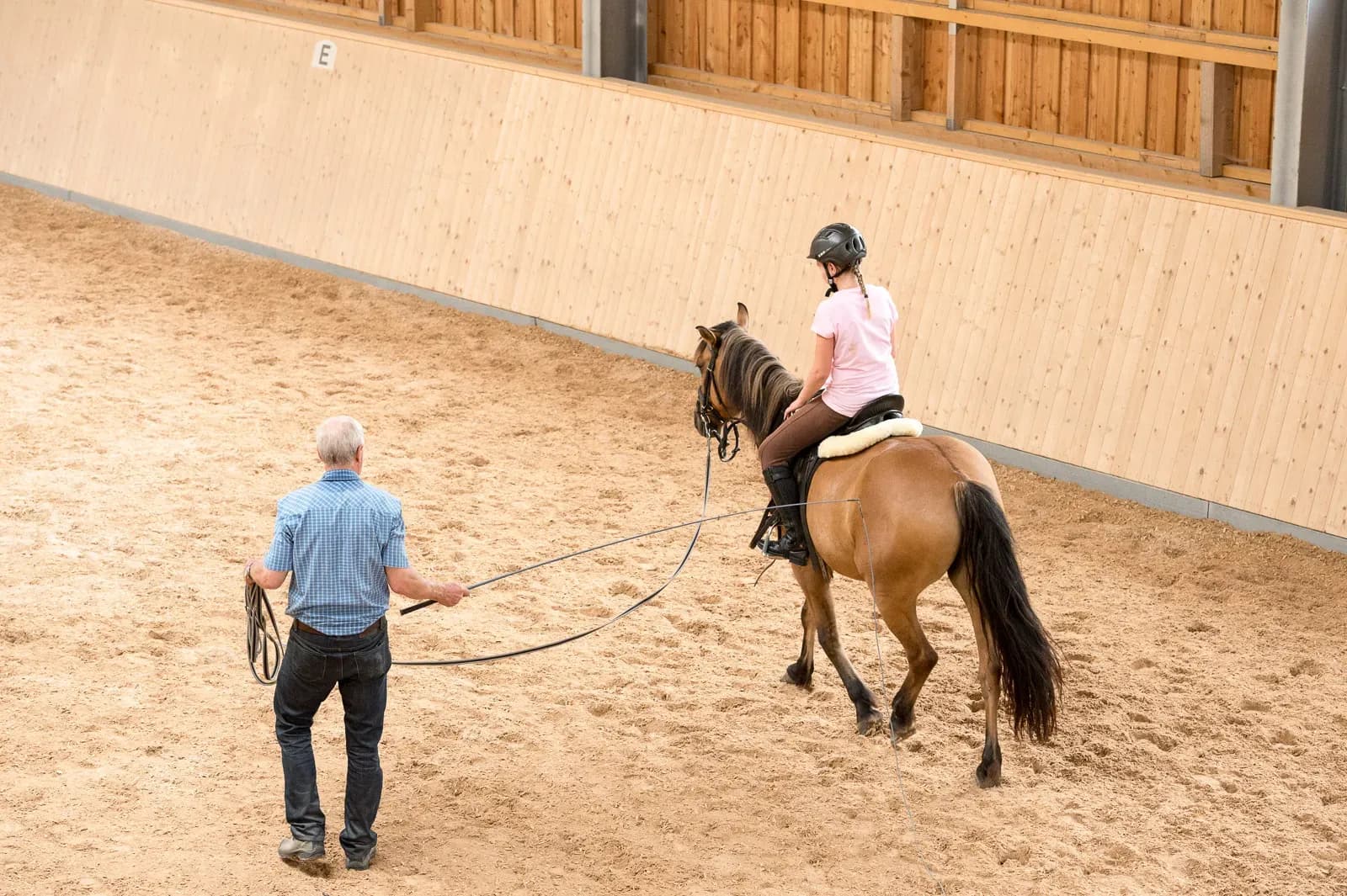 Kind beim Reiten im Familienhotel Schreinerhof im Bayerischen Wald – Reiturlaub für Familien und Pferdefans.