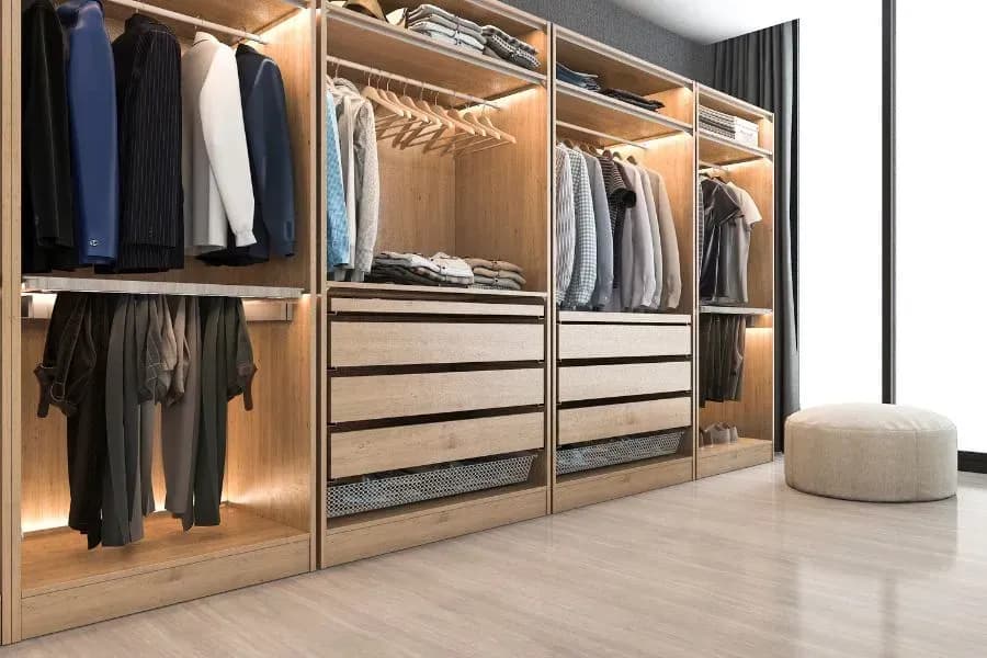 Begehbarer Kleiderschrank