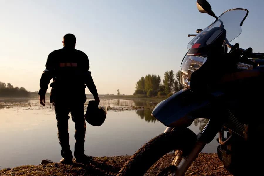 Motorradgruppe auf Campingplatz