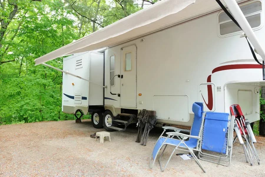 Wohnmobil mit entspannter Atmosphäre auf einem Campingplatz