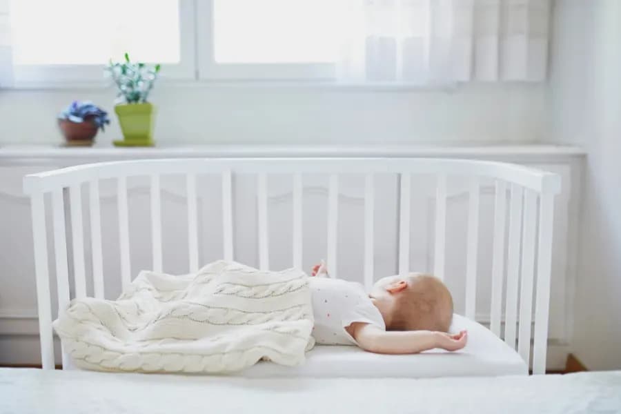 Mitwachsendes Gitterbett aus Zirbenholz