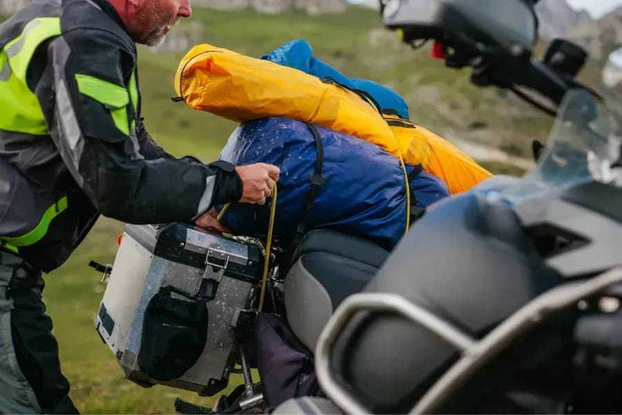Motorradfahrer auf Campingplatz