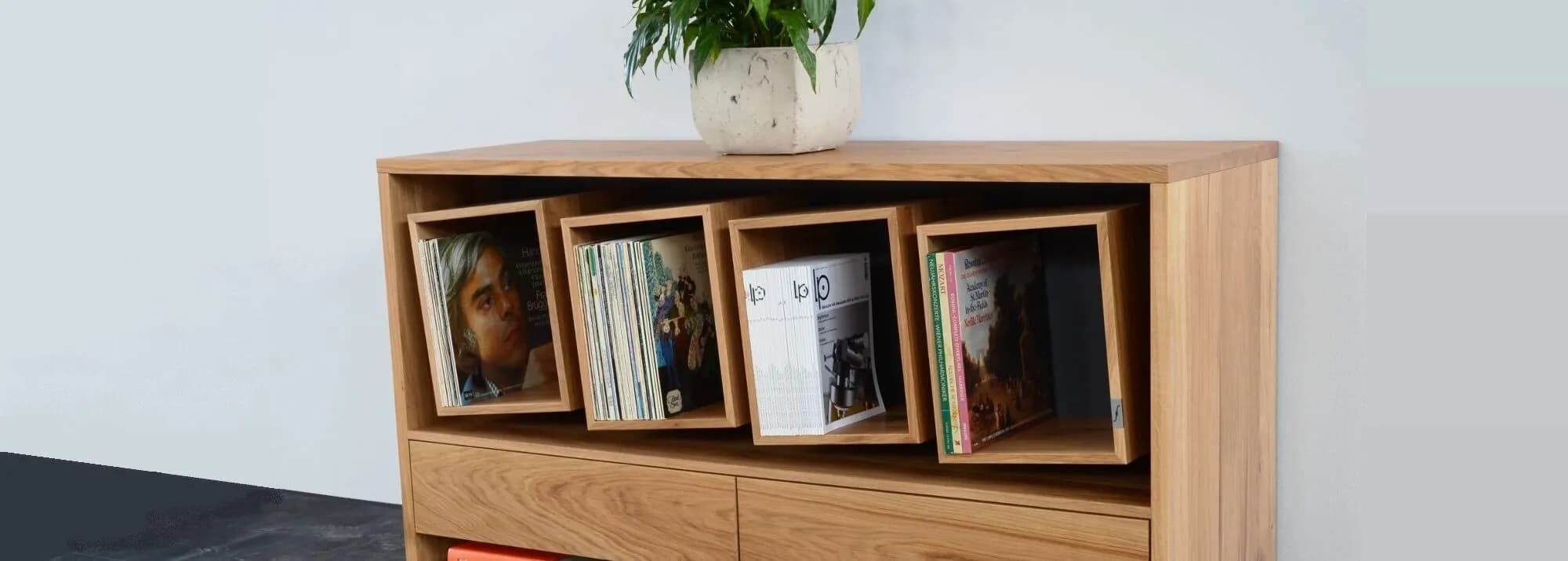 Maßgeschneidertes Sideboard für Schallplatten