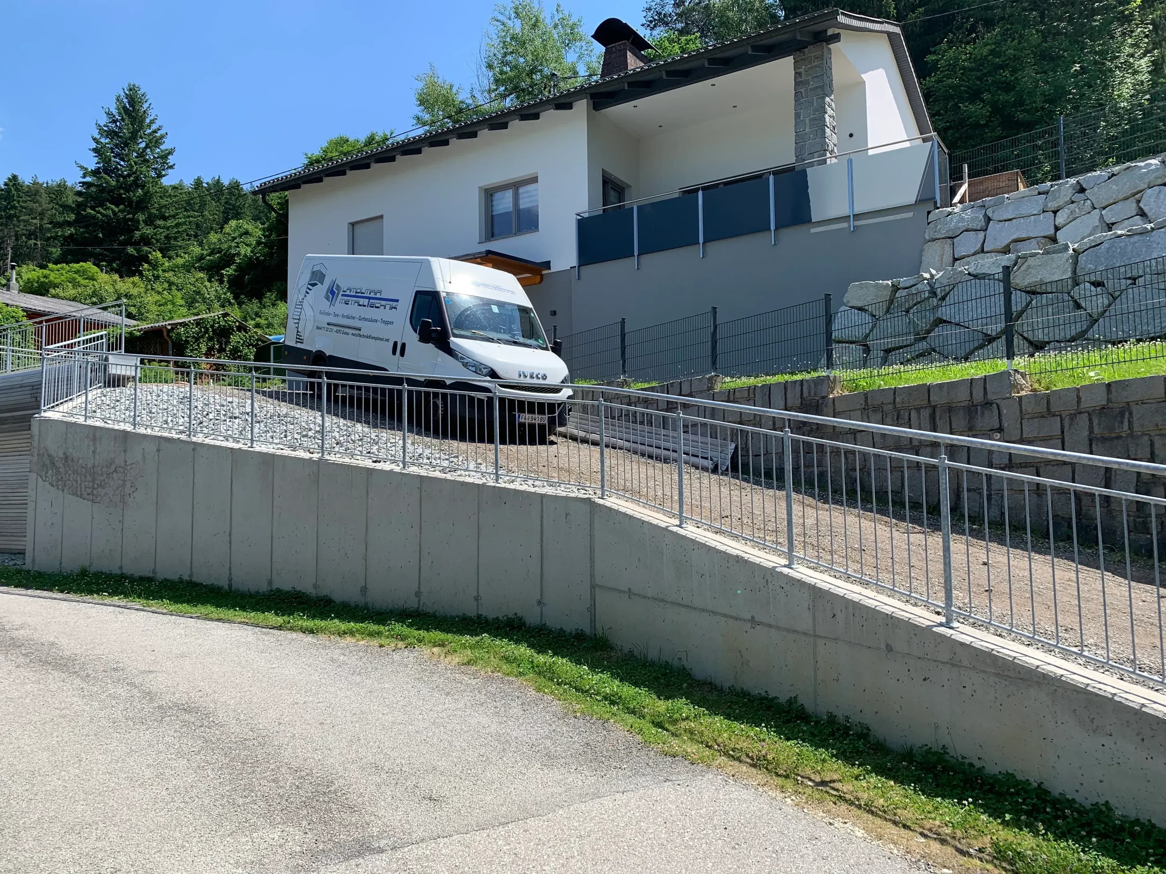 Maßgefertigte Geländer aus verzinktem Stahl aus Oberösterreich